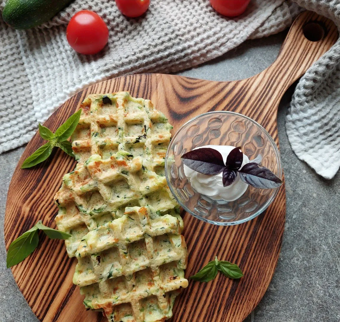 Sotūs cukinijų vafliai su mocarela, pusryčiams