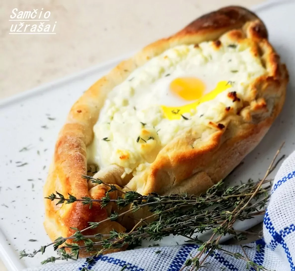 Khachapuri - gruziniškas sūrio paplotėlis