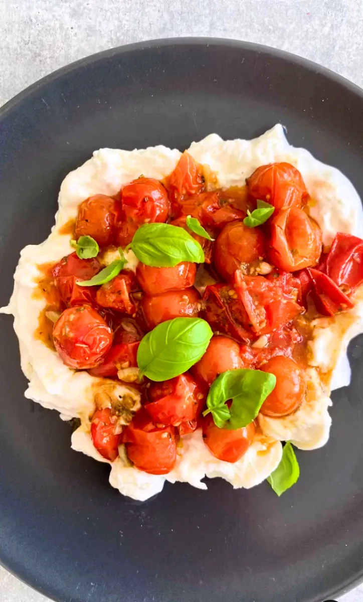 Tobulos burrata salotos su keptais pomidorais