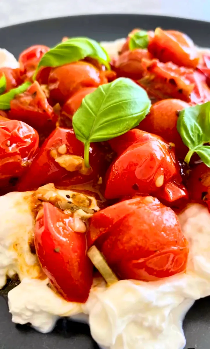 Tobulos burrata salotos su keptais pomidorais