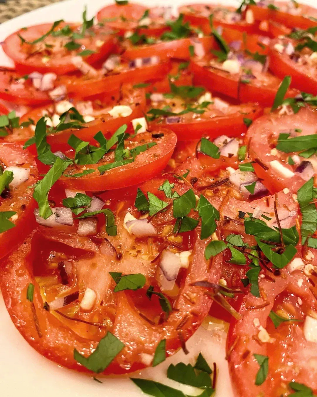 Česnakinės pomidorų salotos - tobulos prie mėsos