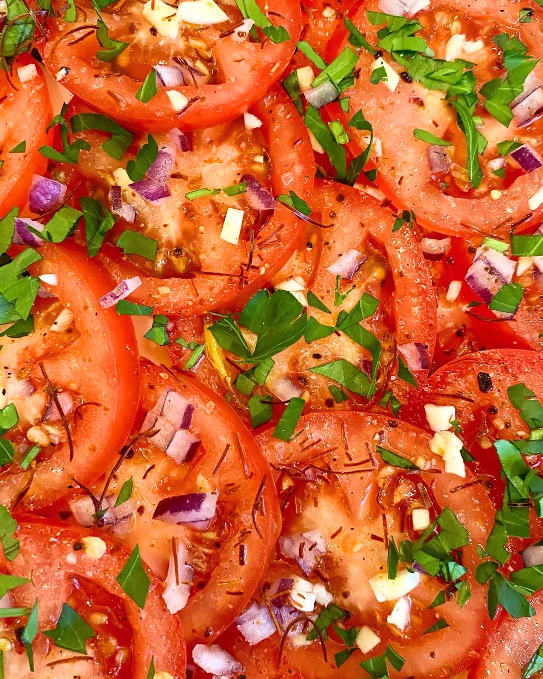 Česnakinės pomidorų salotos - tobulos prie mėsos