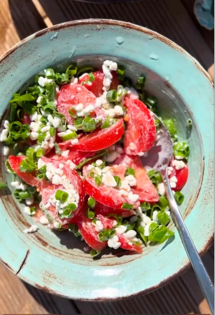 Greitos grūdėtos varškės salotos su pomidorais