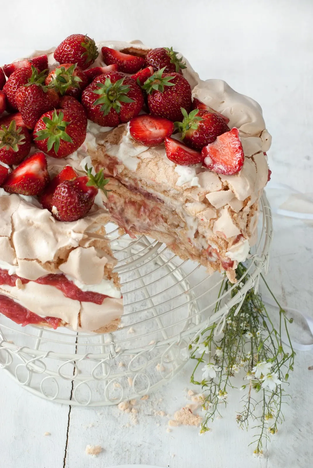 Tort bezowy z kremem jogurtowym, truskawkami i rabarbarem Tort bezowy z kremem jogurtowym, truskawkami i rabarbarem