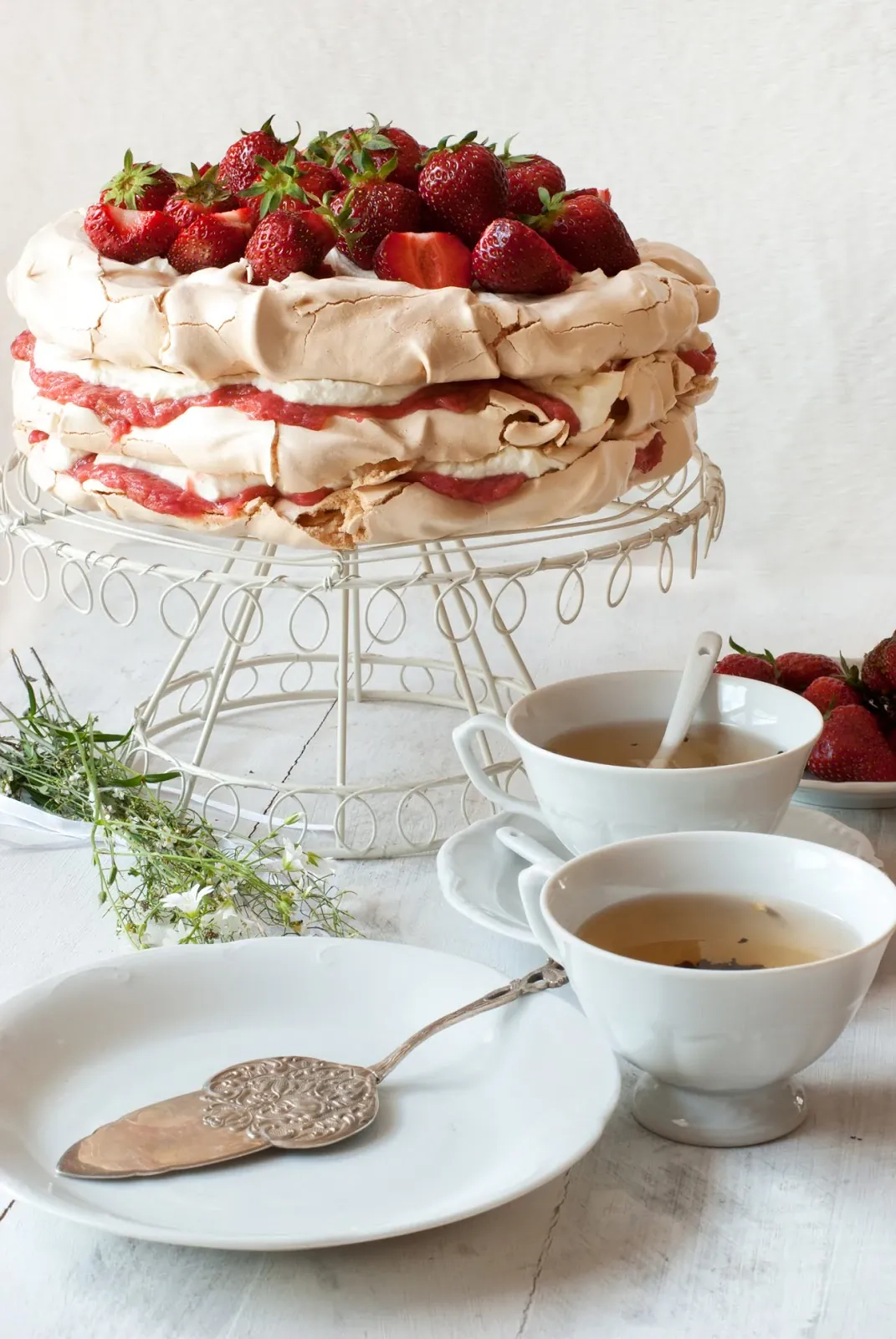 Tort bezowy z kremem jogurtowym, truskawkami i rabarbarem Tort bezowy z kremem jogurtowym, truskawkami i rabarbarem