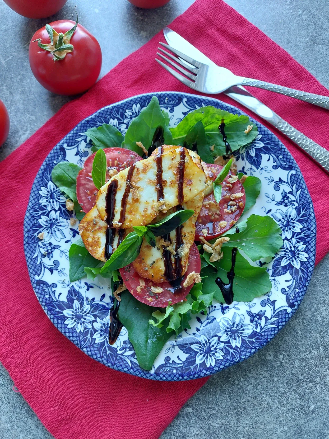 Pomidorai su keptu varškės sūriu