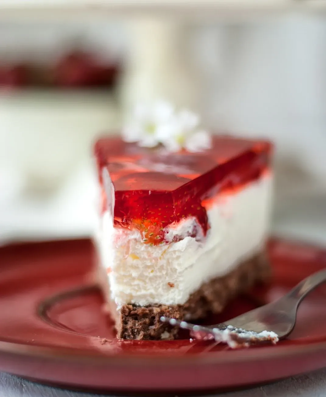 Chrupiące ciasto z pianką i galaretką truskawkową