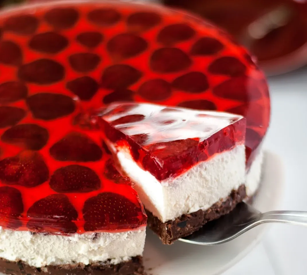 Chrupiące ciasto z pianką i galaretką truskawkową