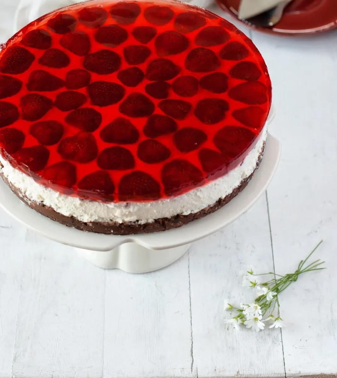 Chrupiące ciasto z pianką i galaretką truskawkową