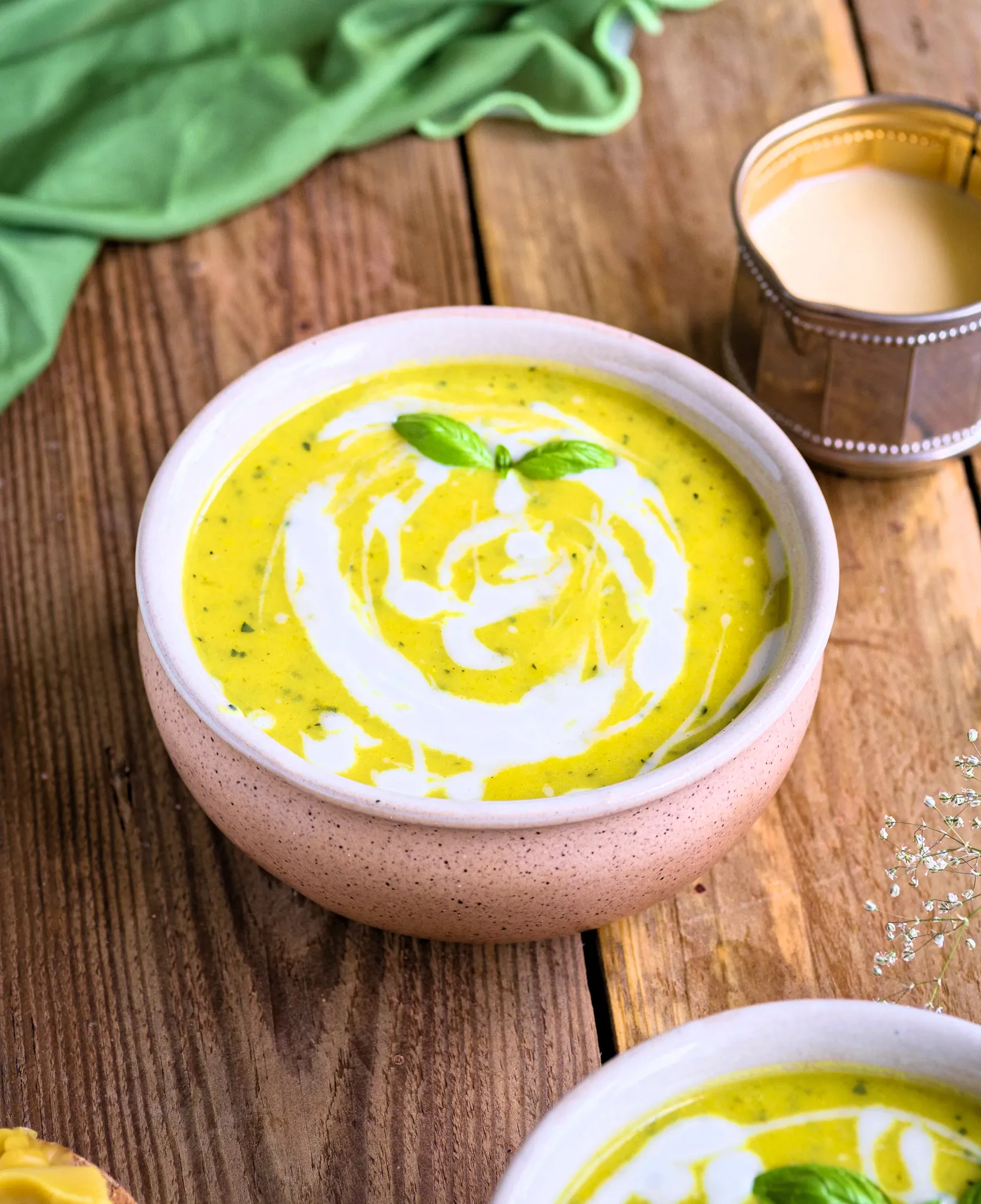 Kvapni trinta cukinijų sriuba su kokosų pienu