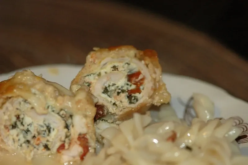 Vištienos krūtinėlės suktinukai su rikotos varške ir špinatais