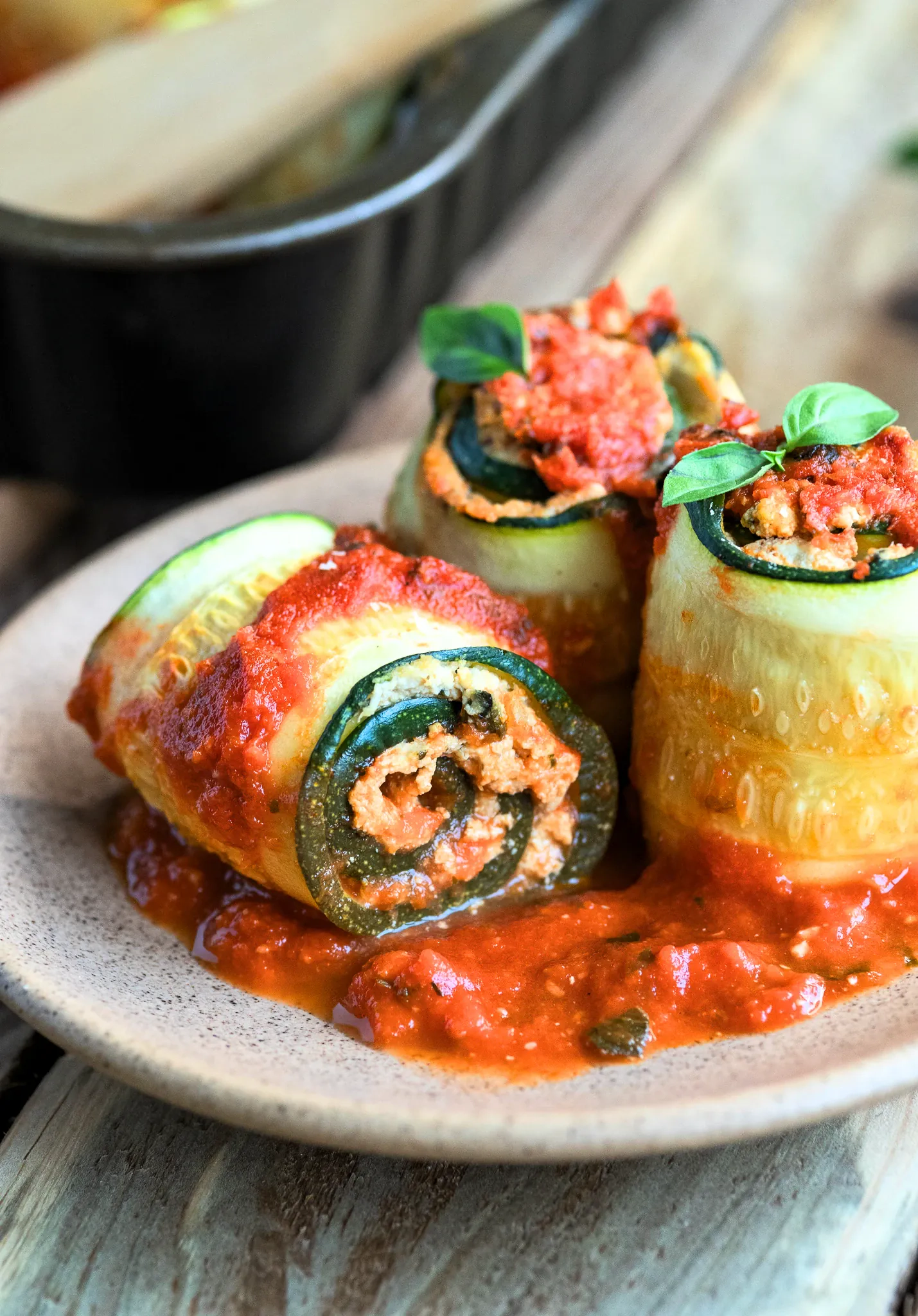 Užkepti cukinijų suktinukai pomidoriniame padaže