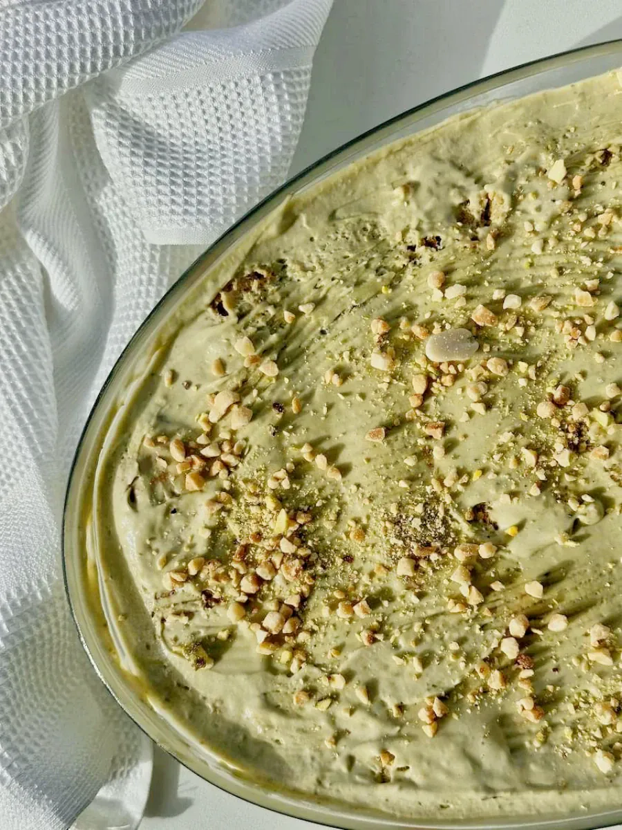 Naminis tiramisu su matcha ir pistacijomis Naminis tiramisu su matcha ir pistacijomis