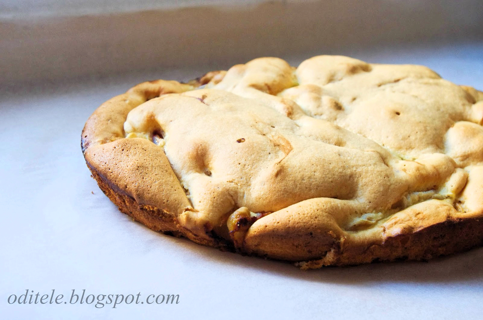 greitas purus biskvitinis pyragas su slyvomis arba obuoliais