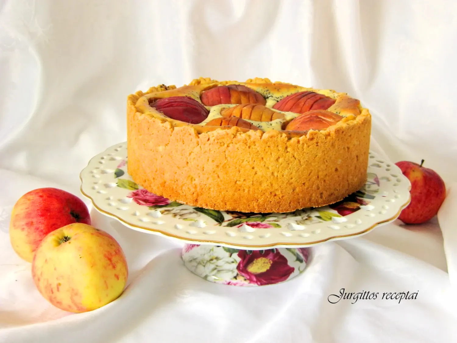 Obuolių pyragas su varške ir aguonomis