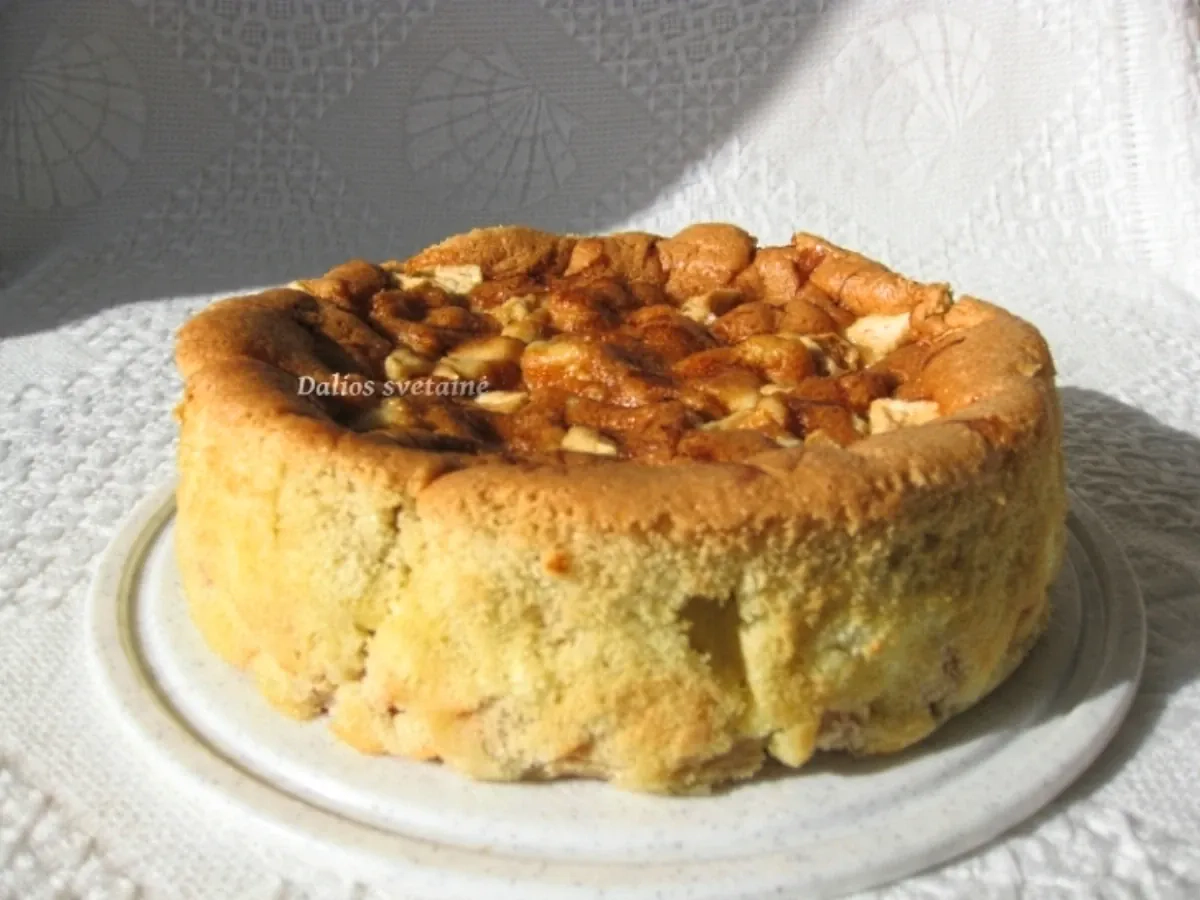 Obuolių pyragas "Šarlotė" su varške