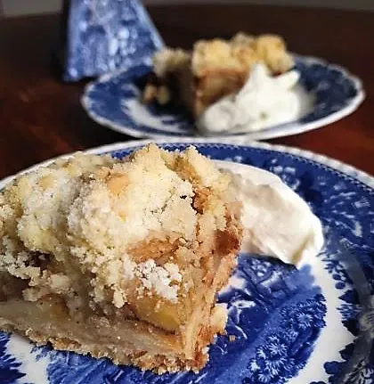 Trupininis obuolių pyragas su ledais, kaip prie parlamento