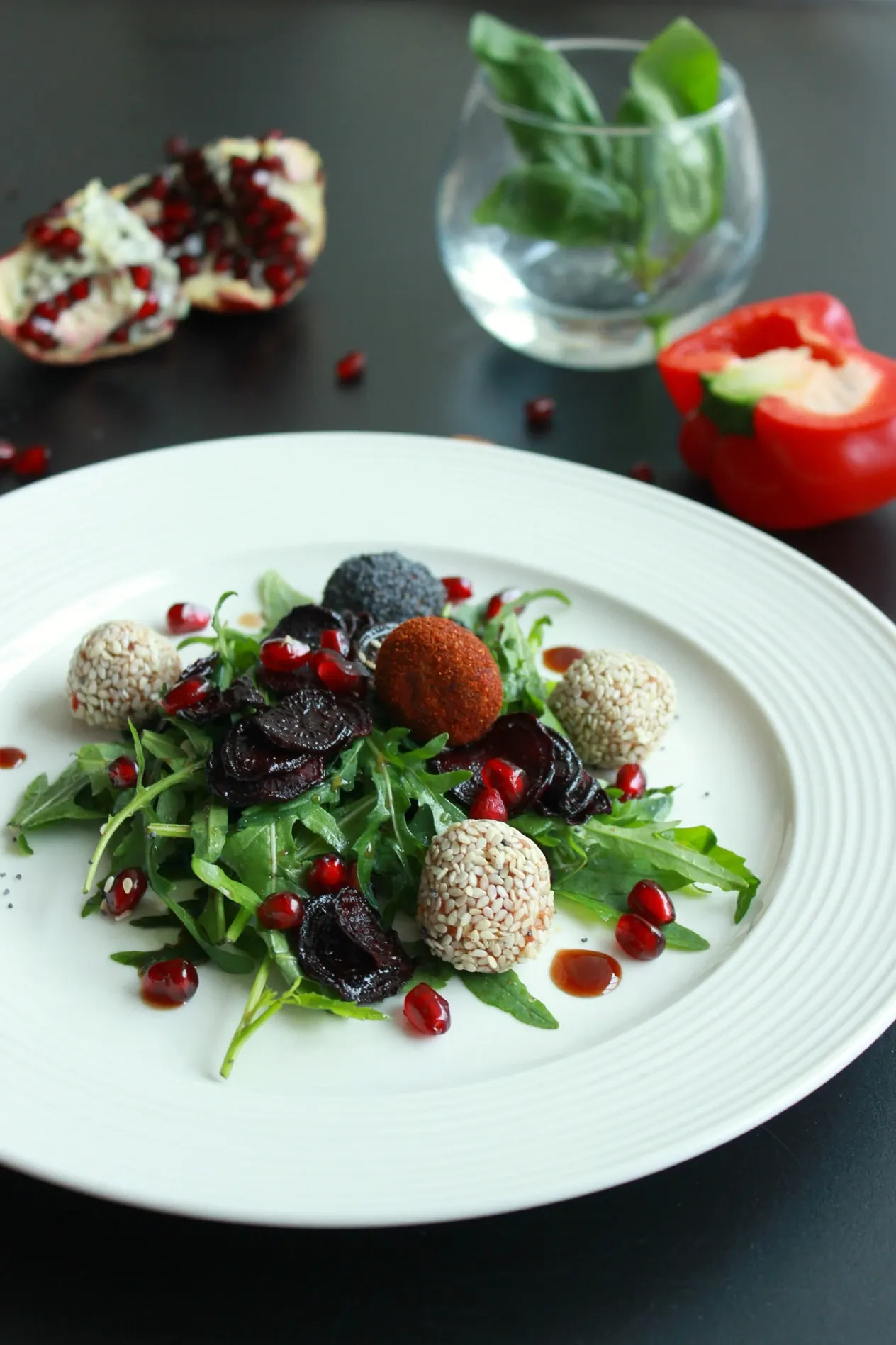 Paprikų pesto rutuliukai su keptais burokėliais