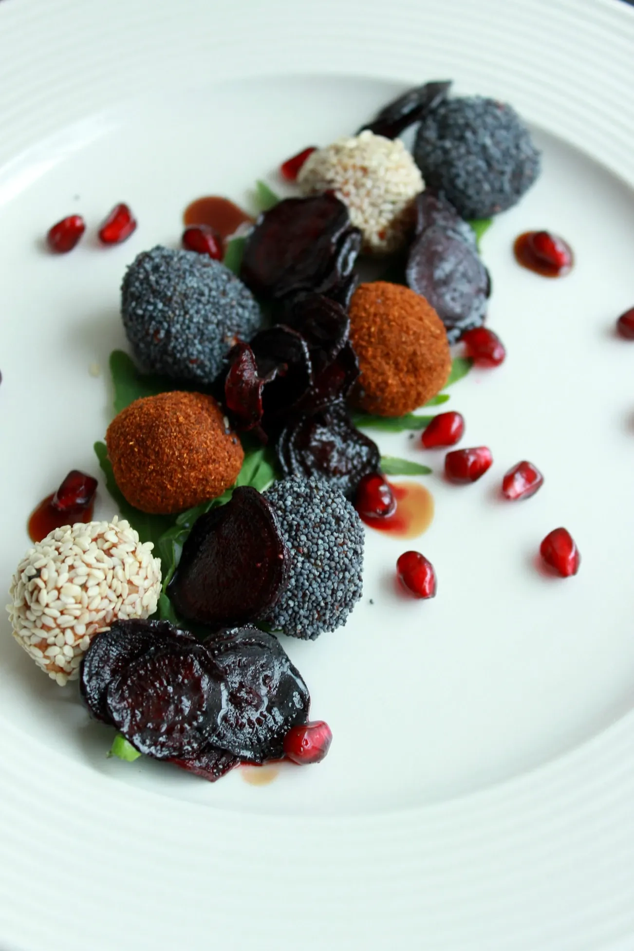 Paprikų pesto rutuliukai su keptais burokėliais