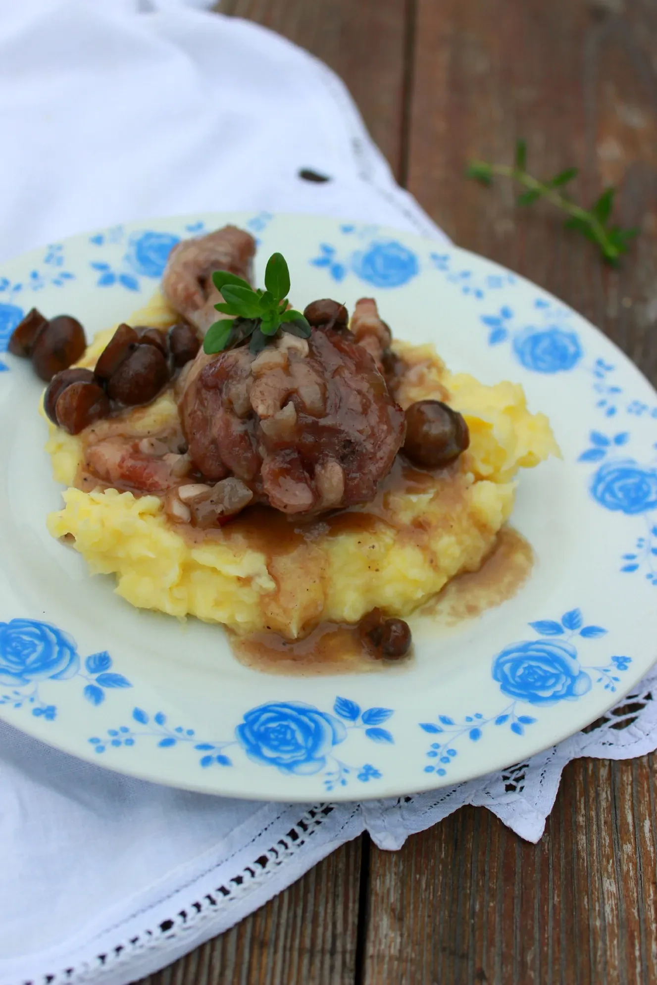 Višta raudoname vyne su rūkyta šonine ir grybais