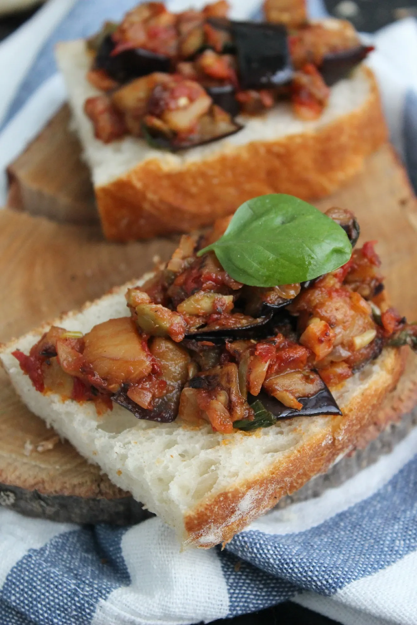 Caponata - baklažanų troškinys su alyvuogėmis ir pomidorais savo sultyse