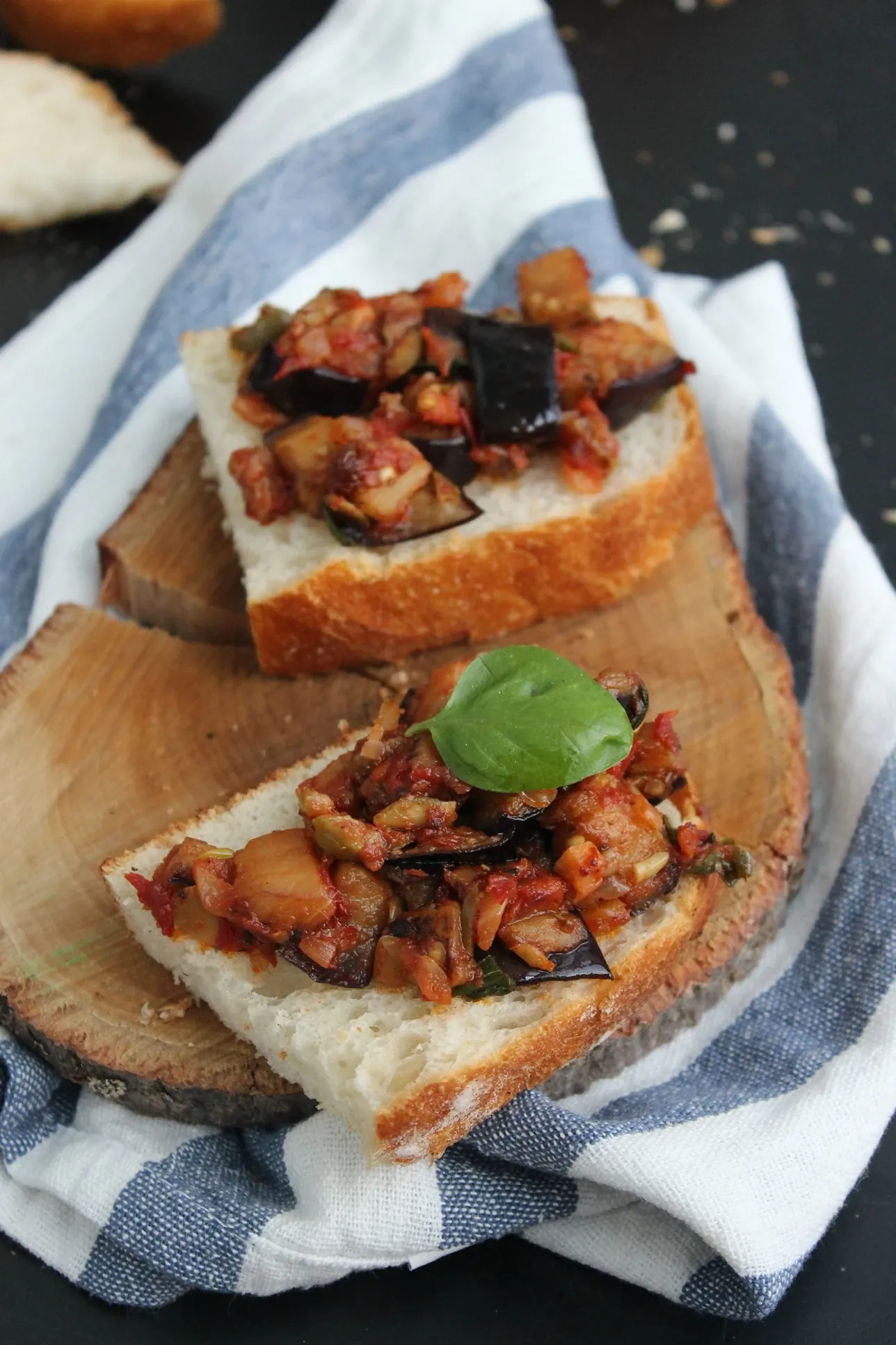 Caponata - baklažanų troškinys su alyvuogėmis ir pomidorais savo sultyse