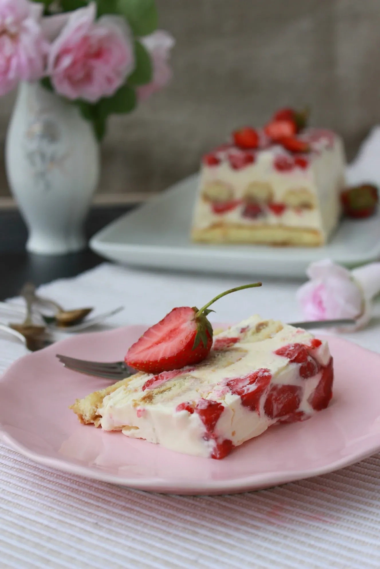 Šaldytas braškinis Tiramisu su maskarpone ir grietinėle