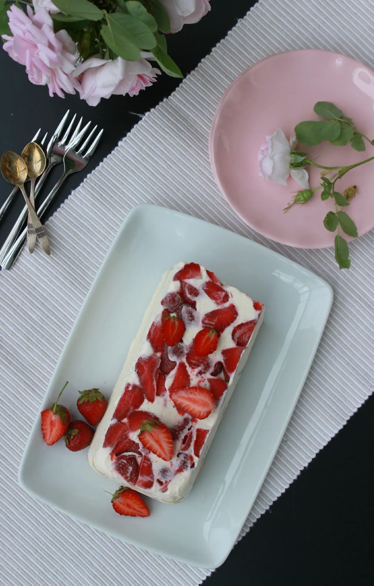 Šaldytas braškinis Tiramisu su maskarpone ir grietinėle