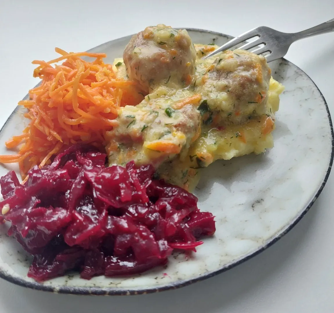 Troškinti žuvies kukuliai su morkų, porų ir grietinėlės padažu