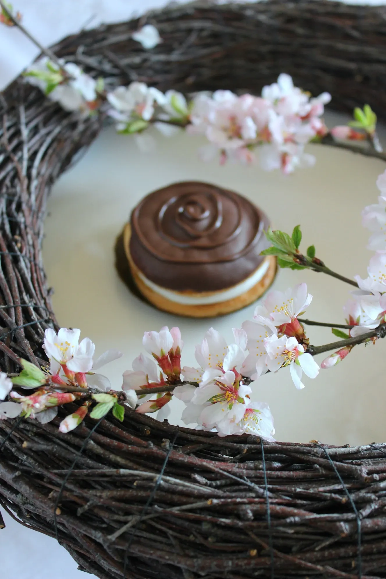 Biskvitiniai glaistyti pyragaičiai su grietinėle ir šokoladine glazūra