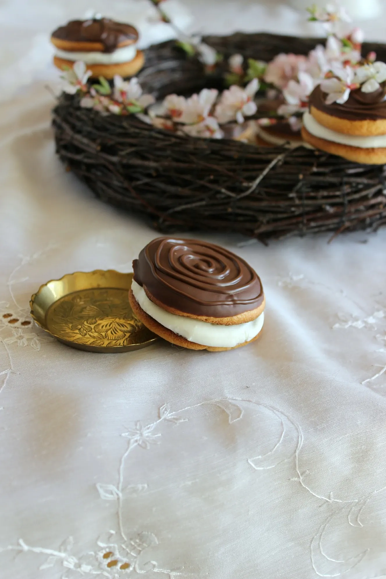 Biskvitiniai glaistyti pyragaičiai su grietinėle ir šokoladine glazūra