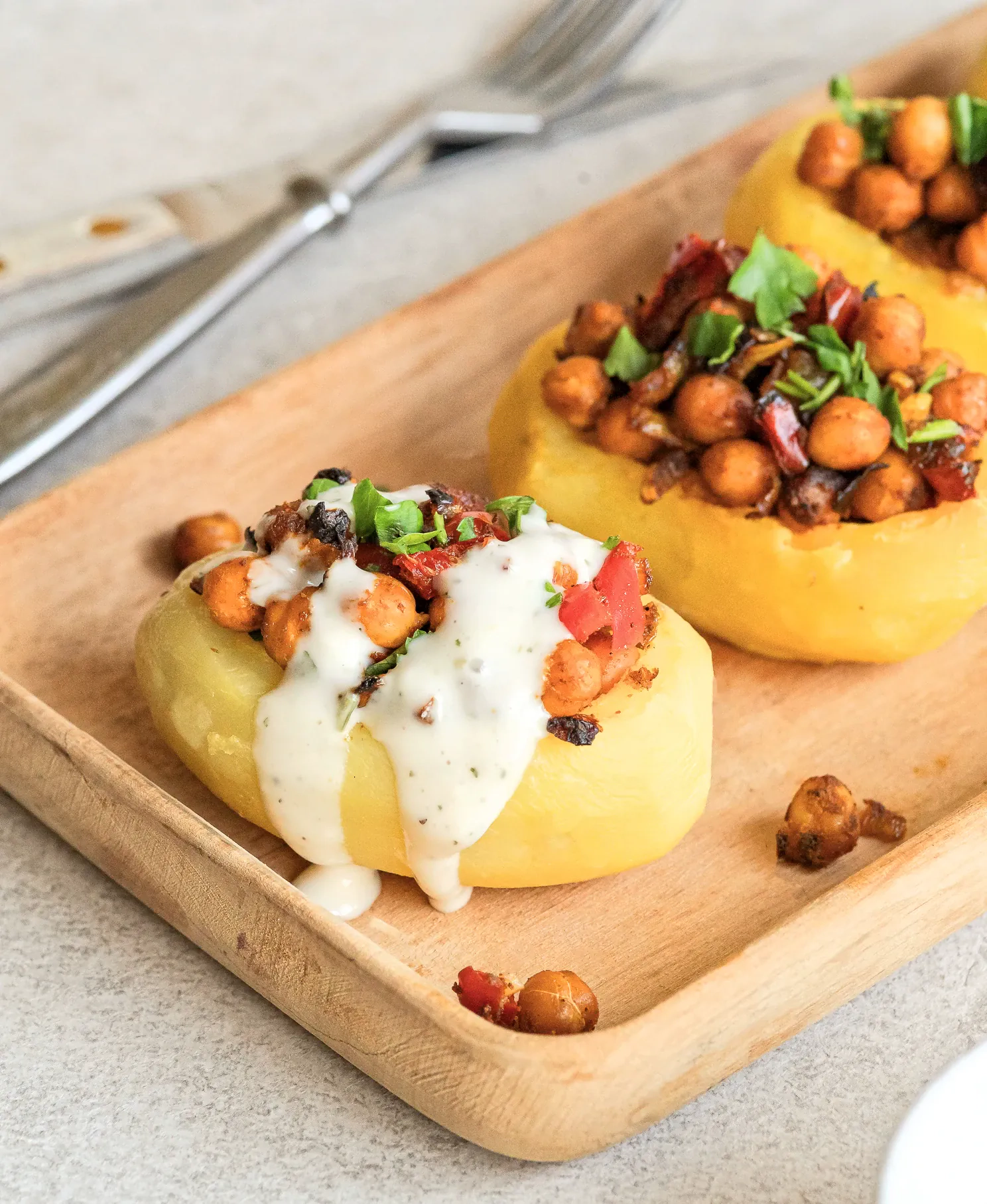 Orkaitėje keptos bulvės su avinžirnių įdaru