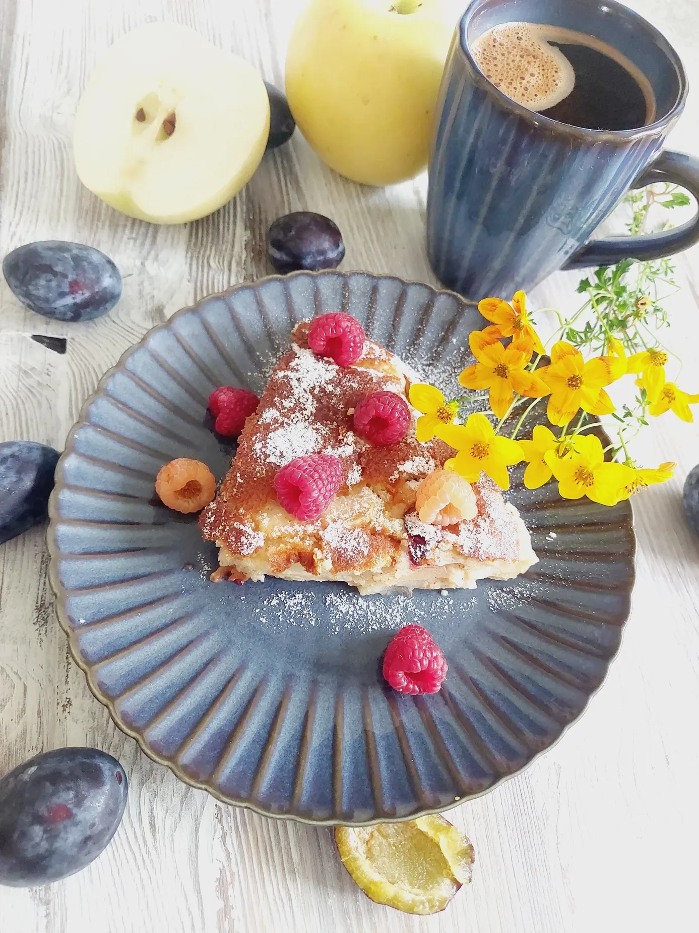 Gaivus obuolių ir slyvų pyragas