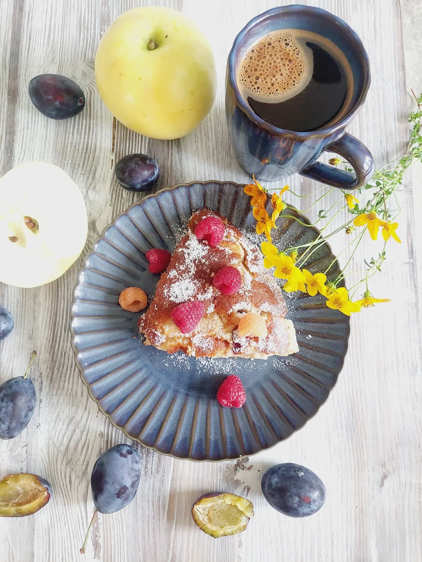 Gaivus obuolių ir slyvų pyragas