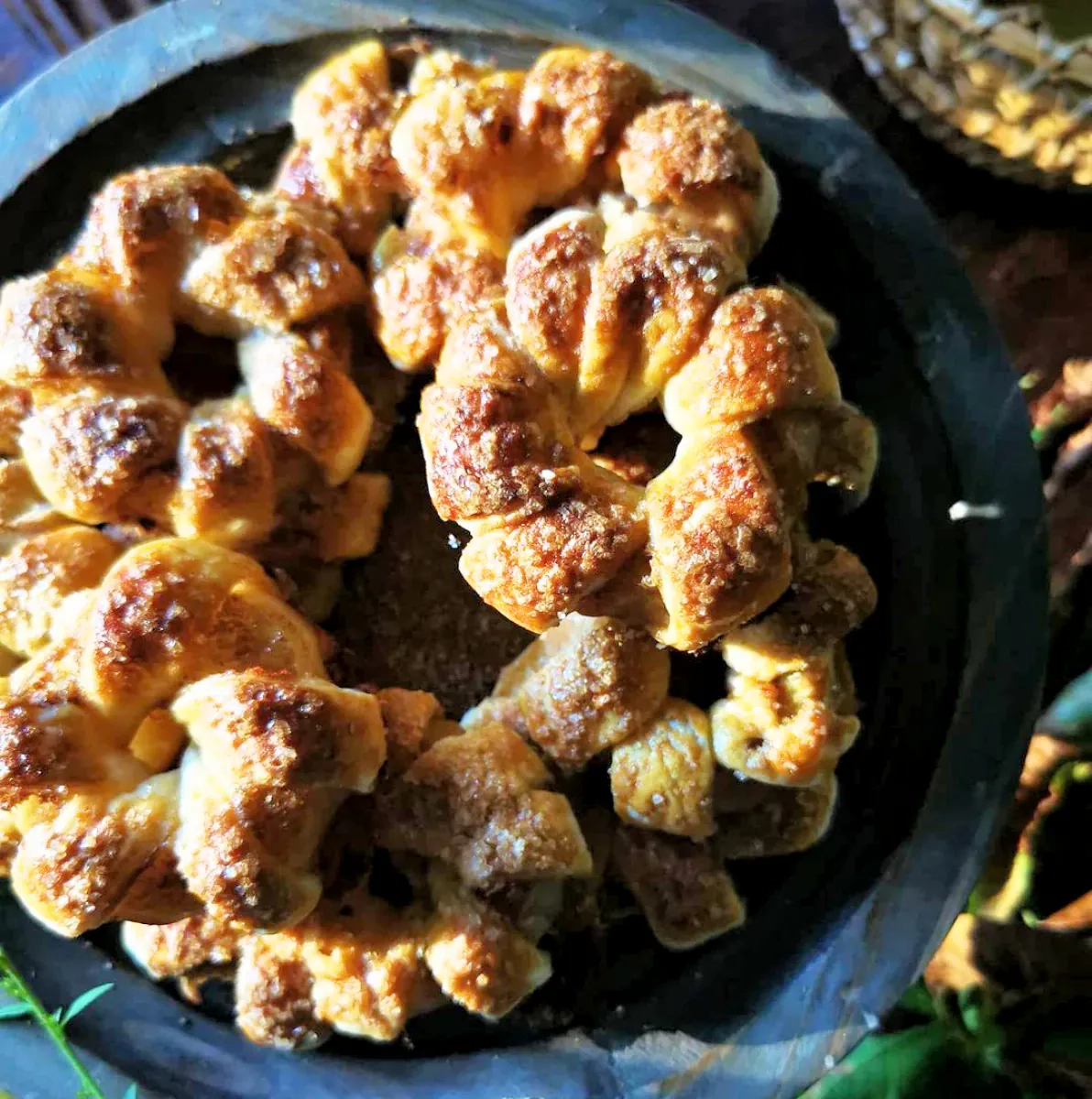 Sluoksniuotos tešlos pyragėliai su obuoliais