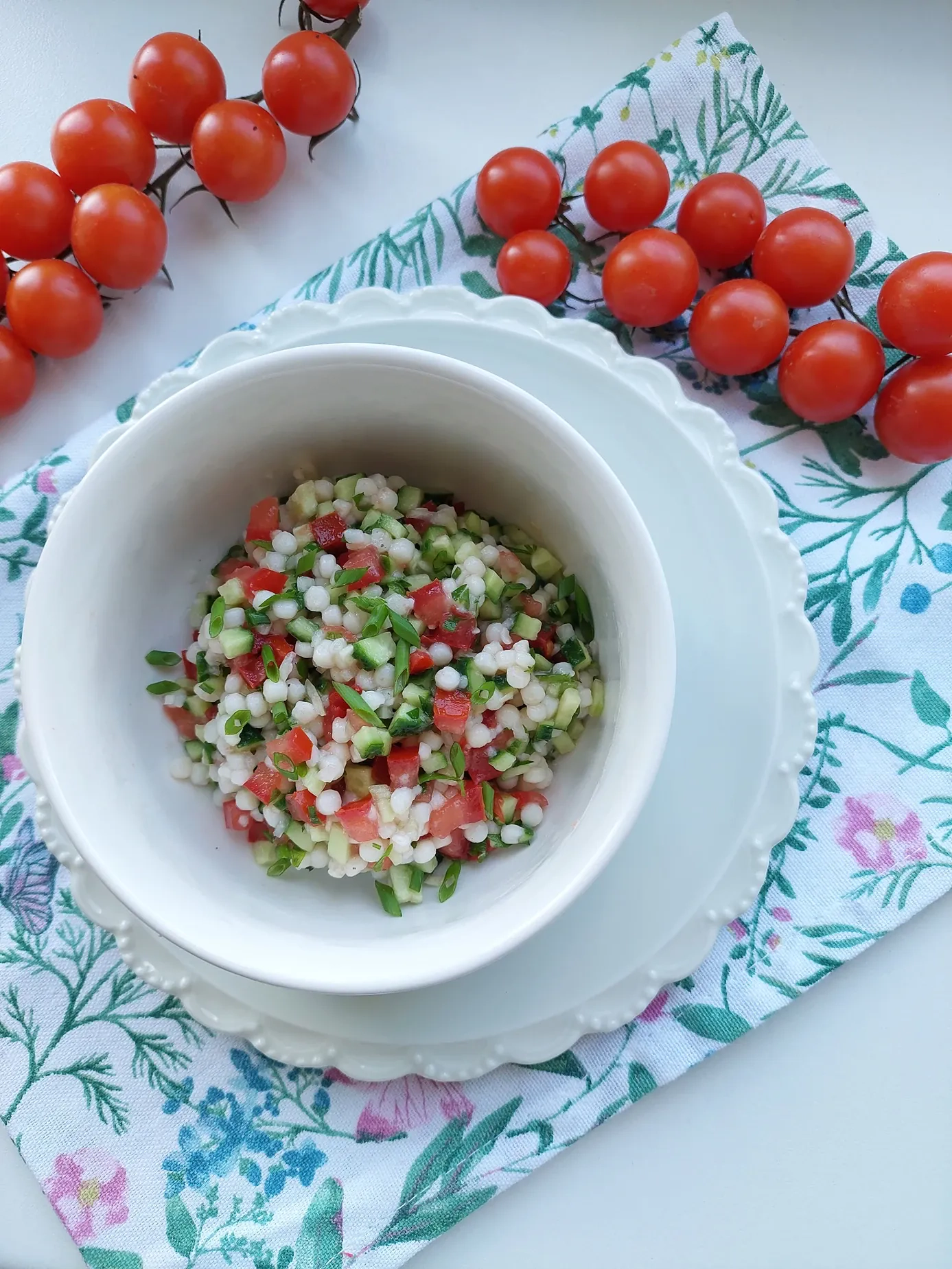 Tabulė (tabbouleh) salotos su perliniu kuskusu ir daržovėmis