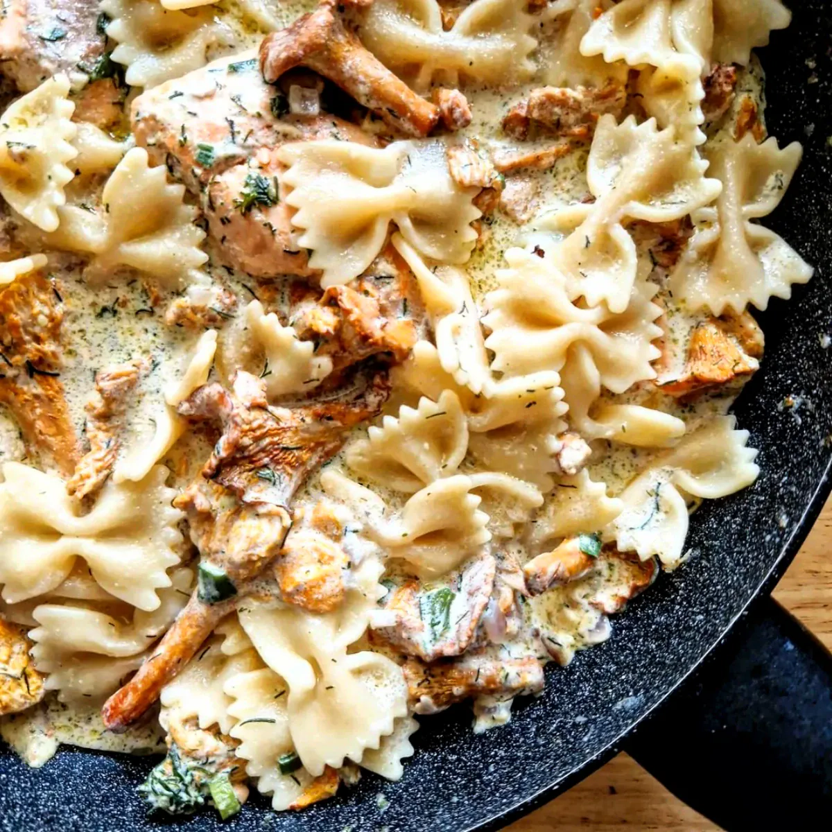 Makaronai su voveraitėmis, grietinėle ir lašiša