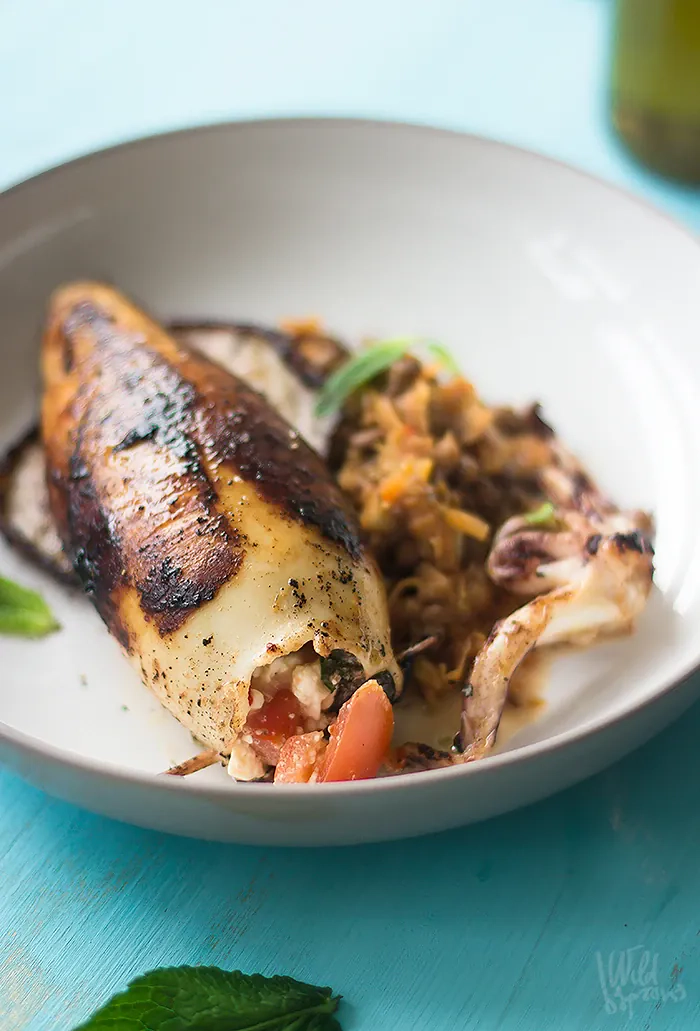 Feta ir pomidorais įdaryti kalmarai