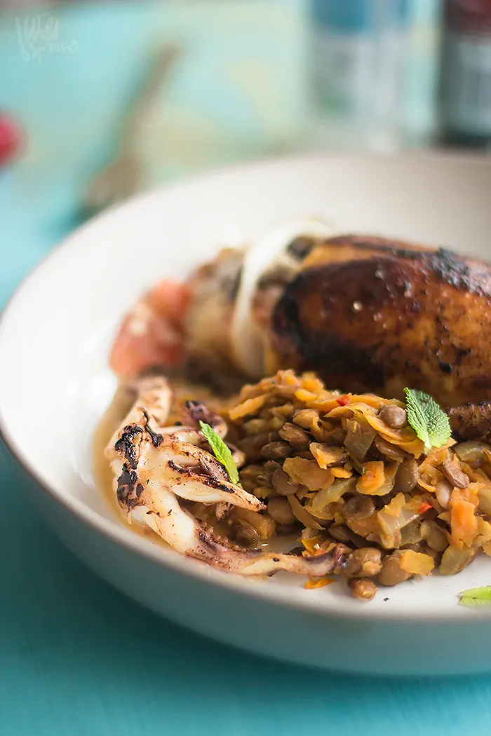 Feta ir pomidorais įdaryti kalmarai