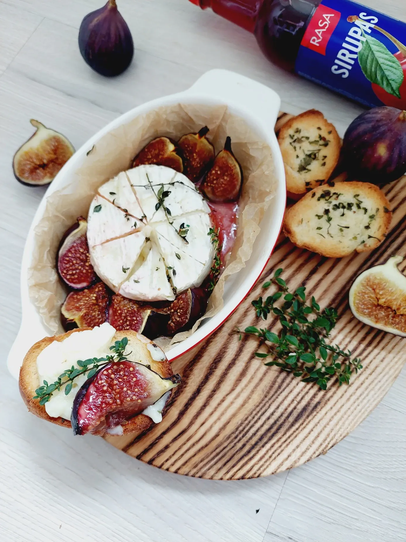 Keptas camembert sūris su figomis