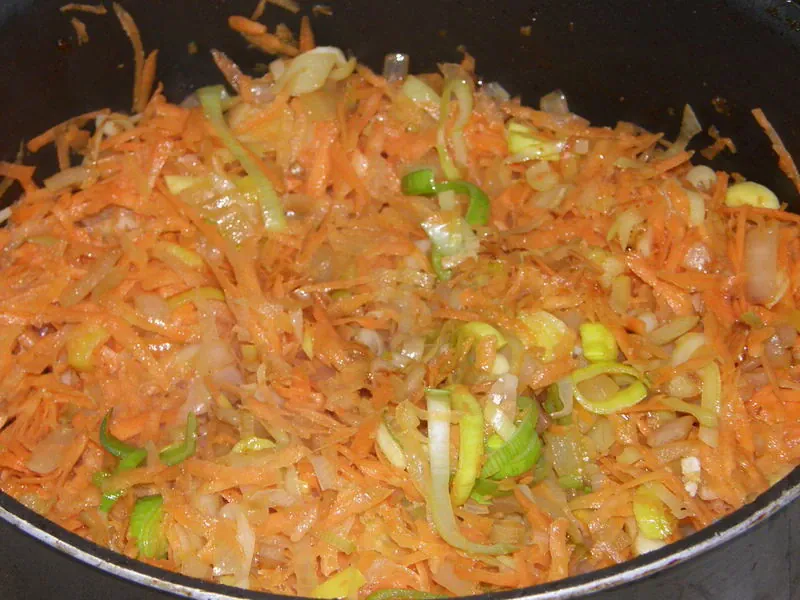 Vištiena baltame grietinėlės-sūrelio padaže, su morkomis ir porais