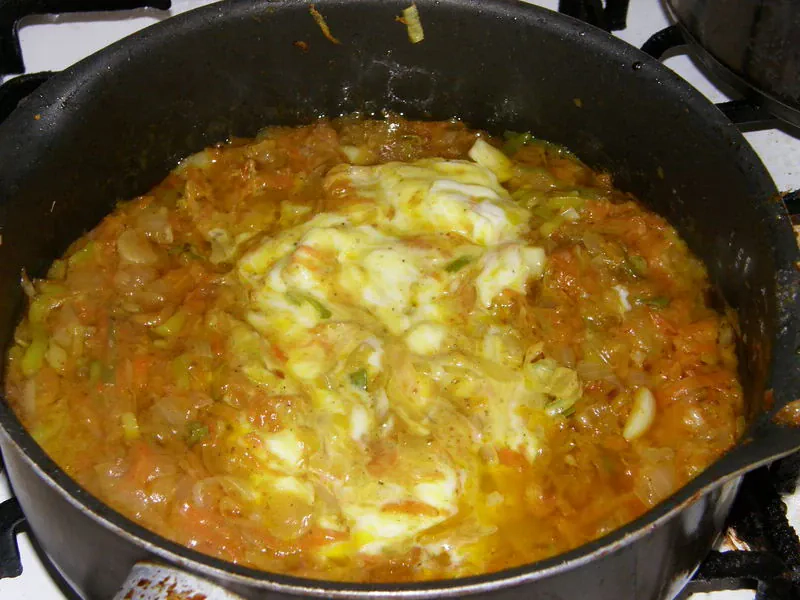 Vištiena baltame grietinėlės-sūrelio padaže, su morkomis ir porais