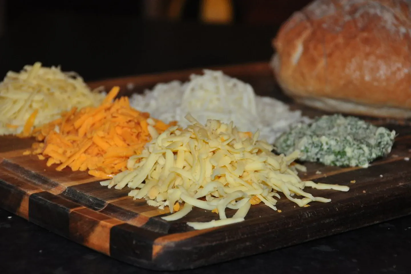 Kepta česnakinė duona su sūriu