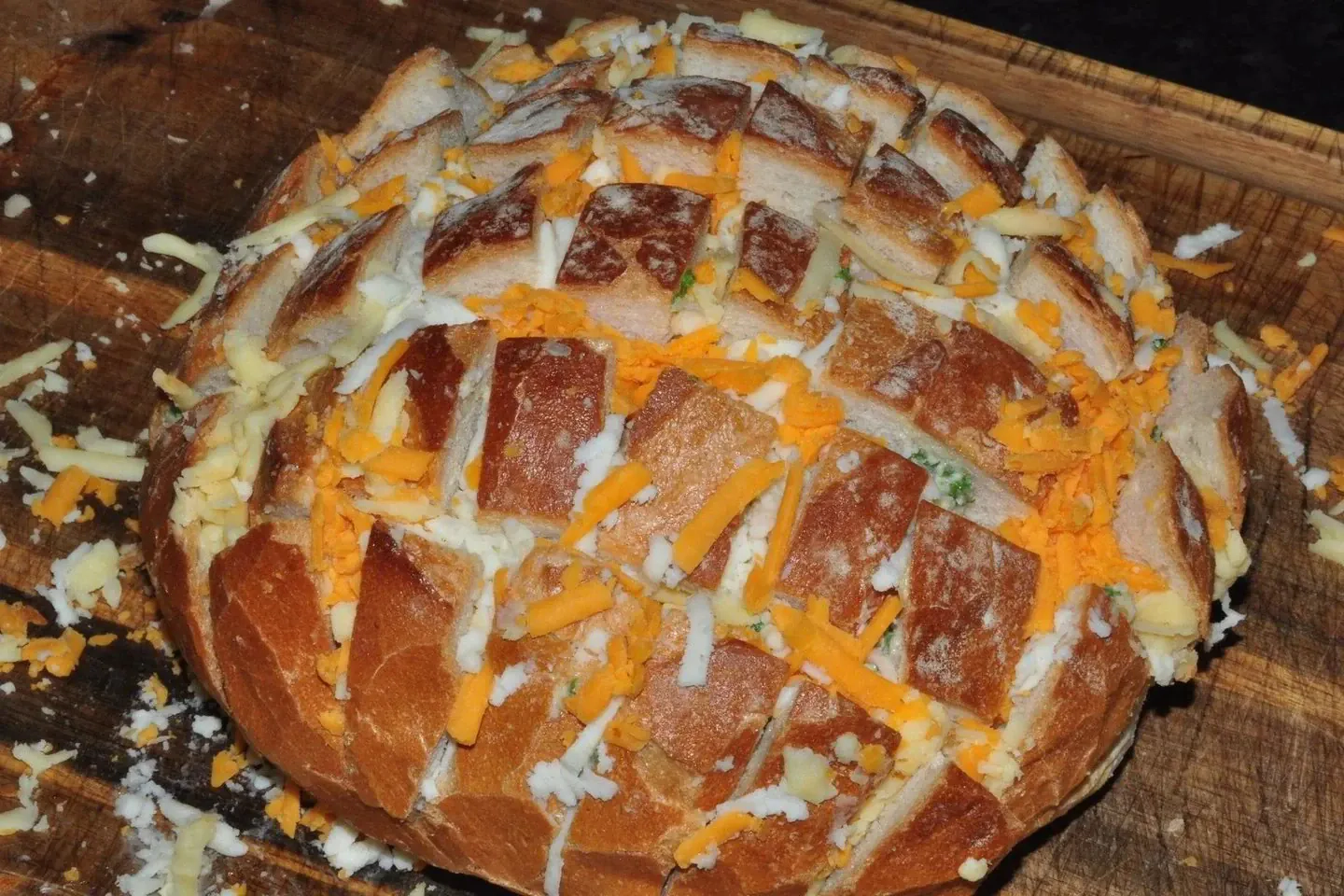 Kepta česnakinė duona su sūriu