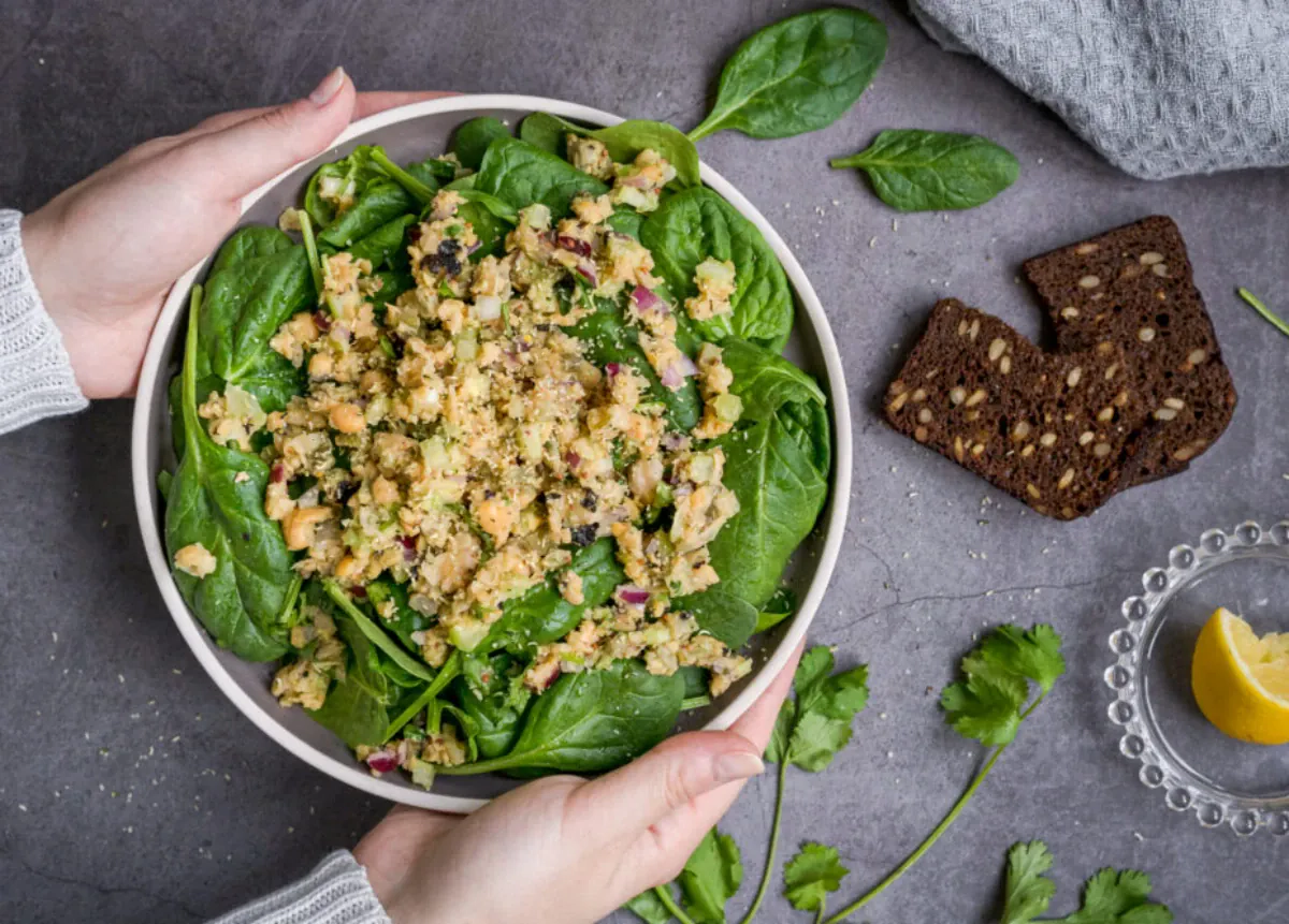 Avinžirnių salotos su marinuotais agurkėliais