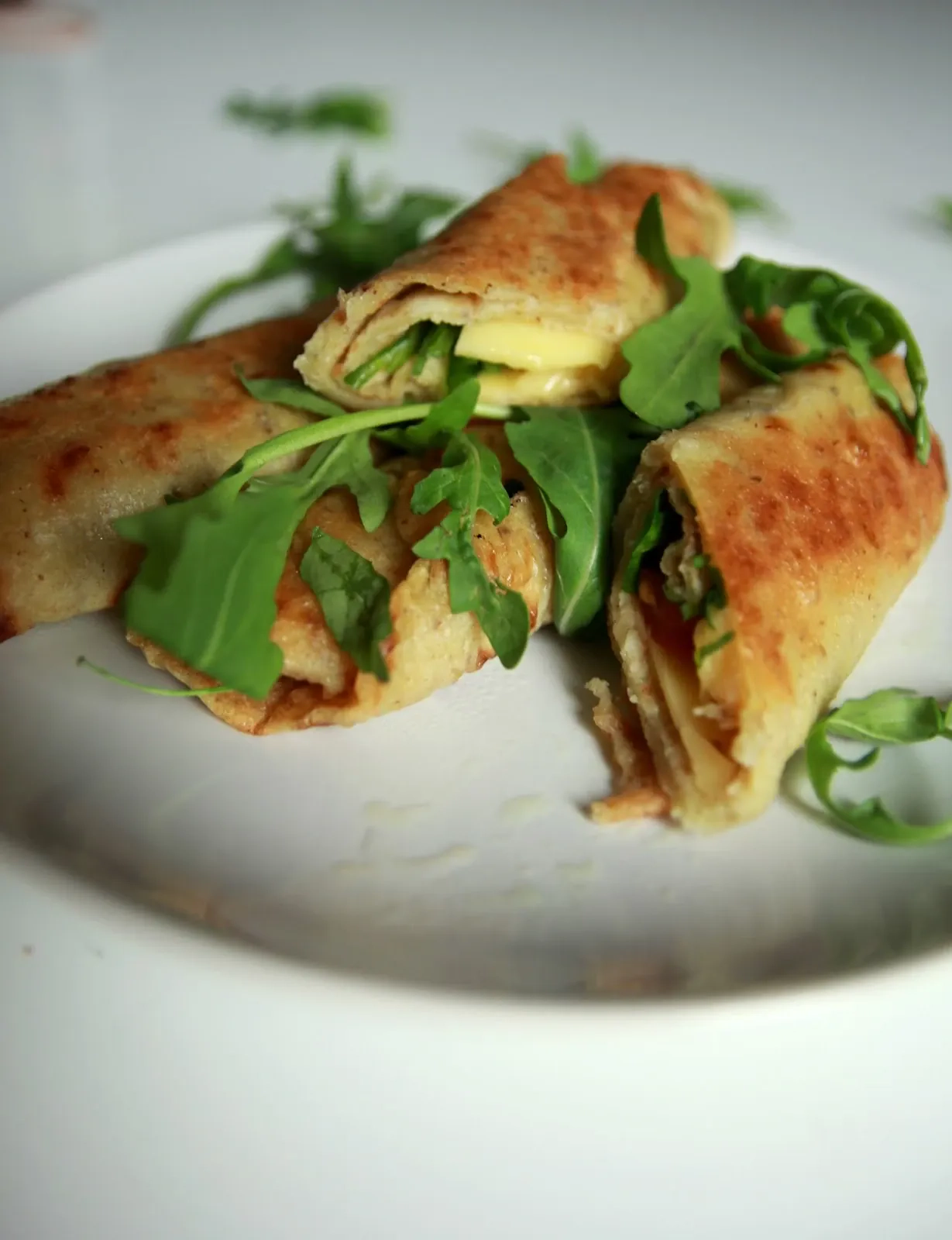 Veganiški lietiniai su gražgarstėmis, pomidorais ir sūriu