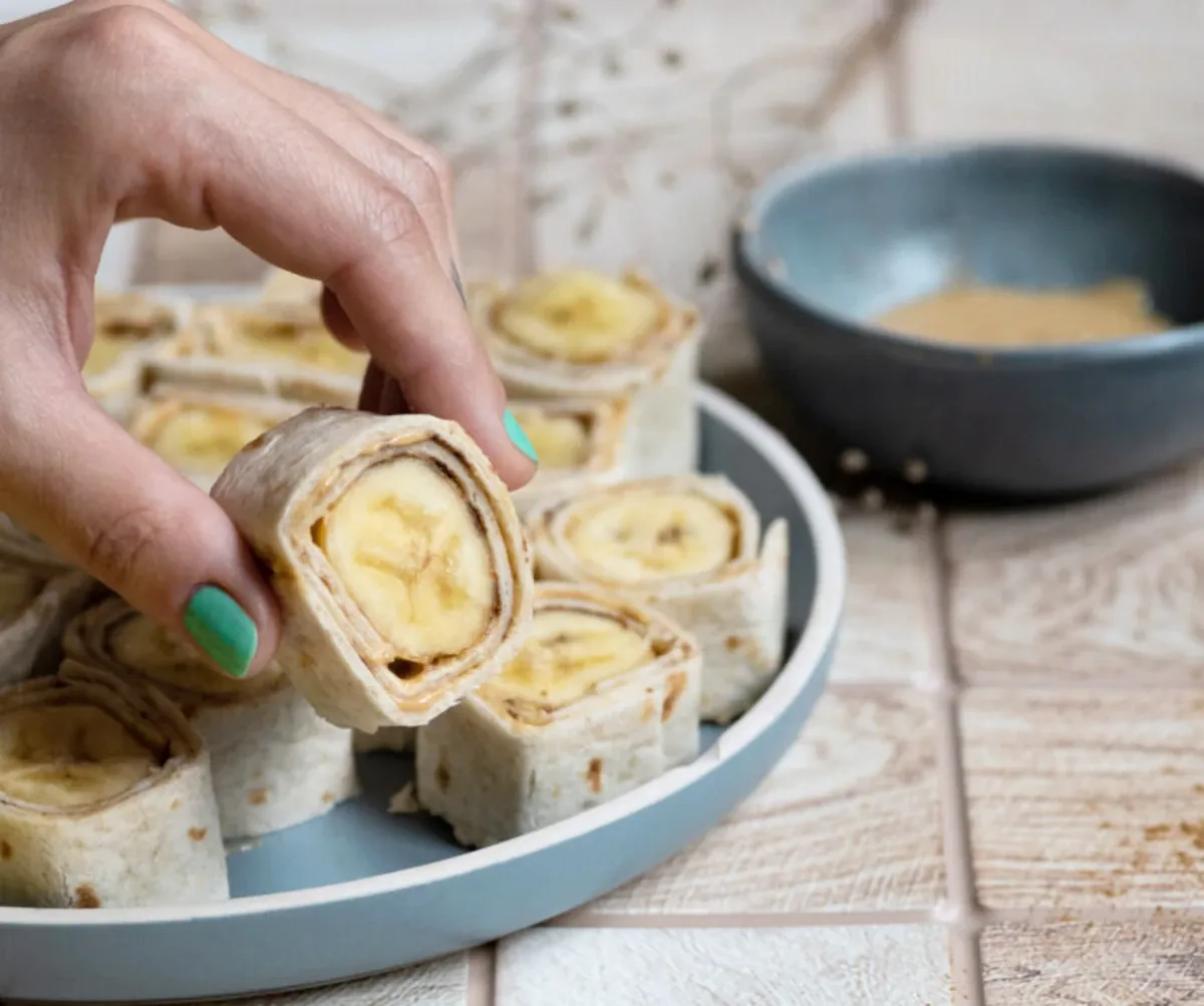Tortilijų suktinukai su bananais ir riešutų sviestu vaikams