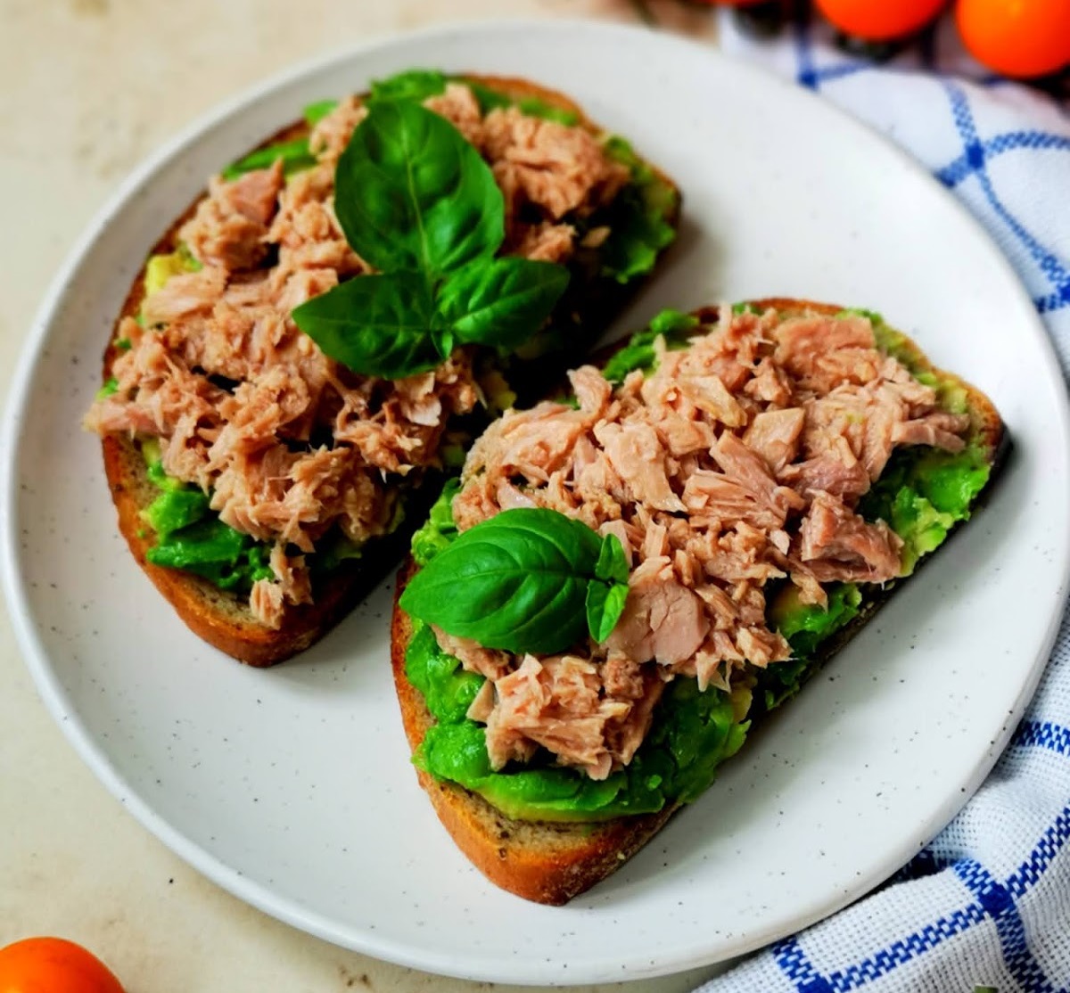 Greiti sumuštiniai su tunu ir avokadais