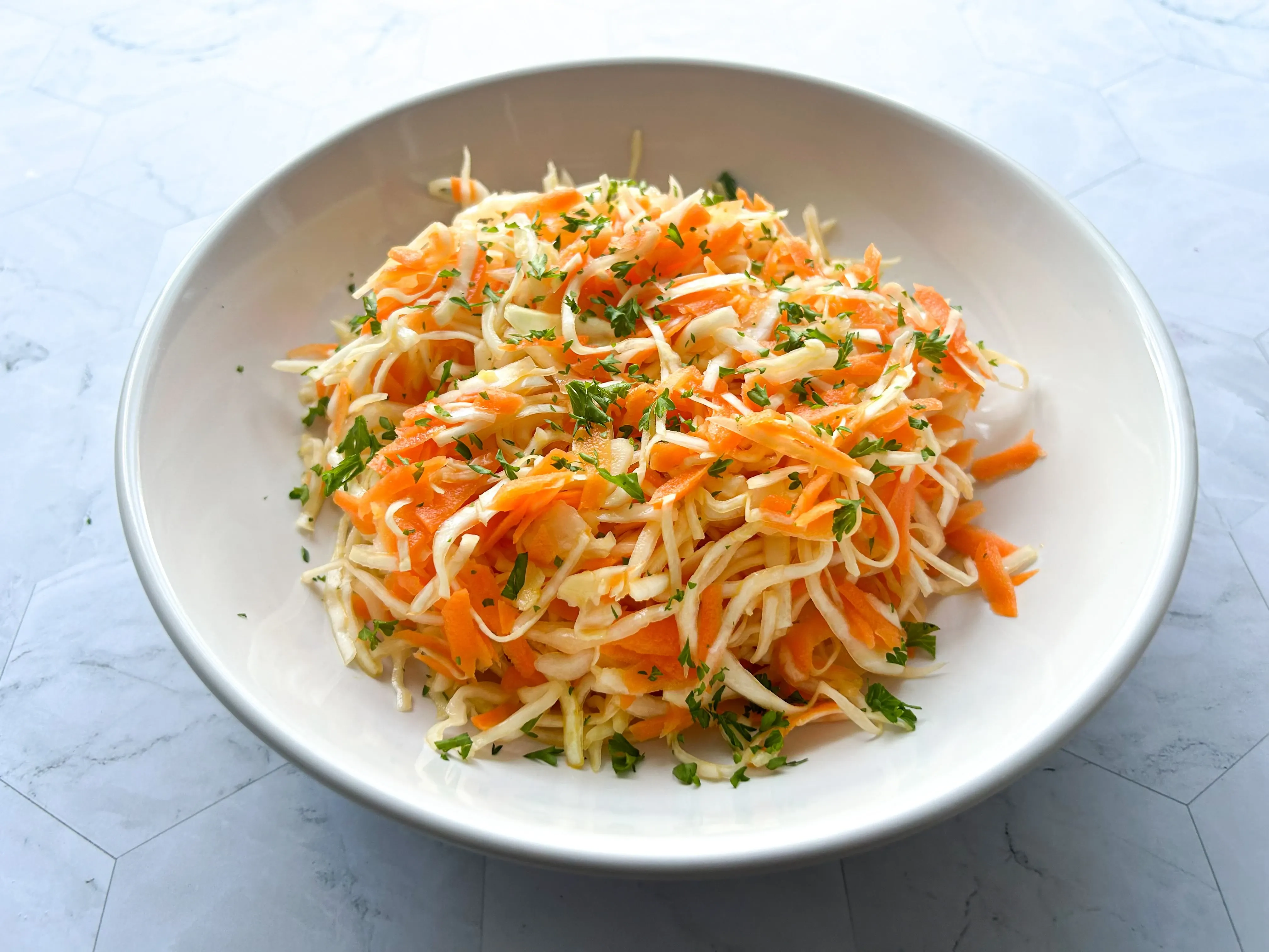 Šviežių kopūstų salotos su morkomis, ruoštos su actu ir aliejumi