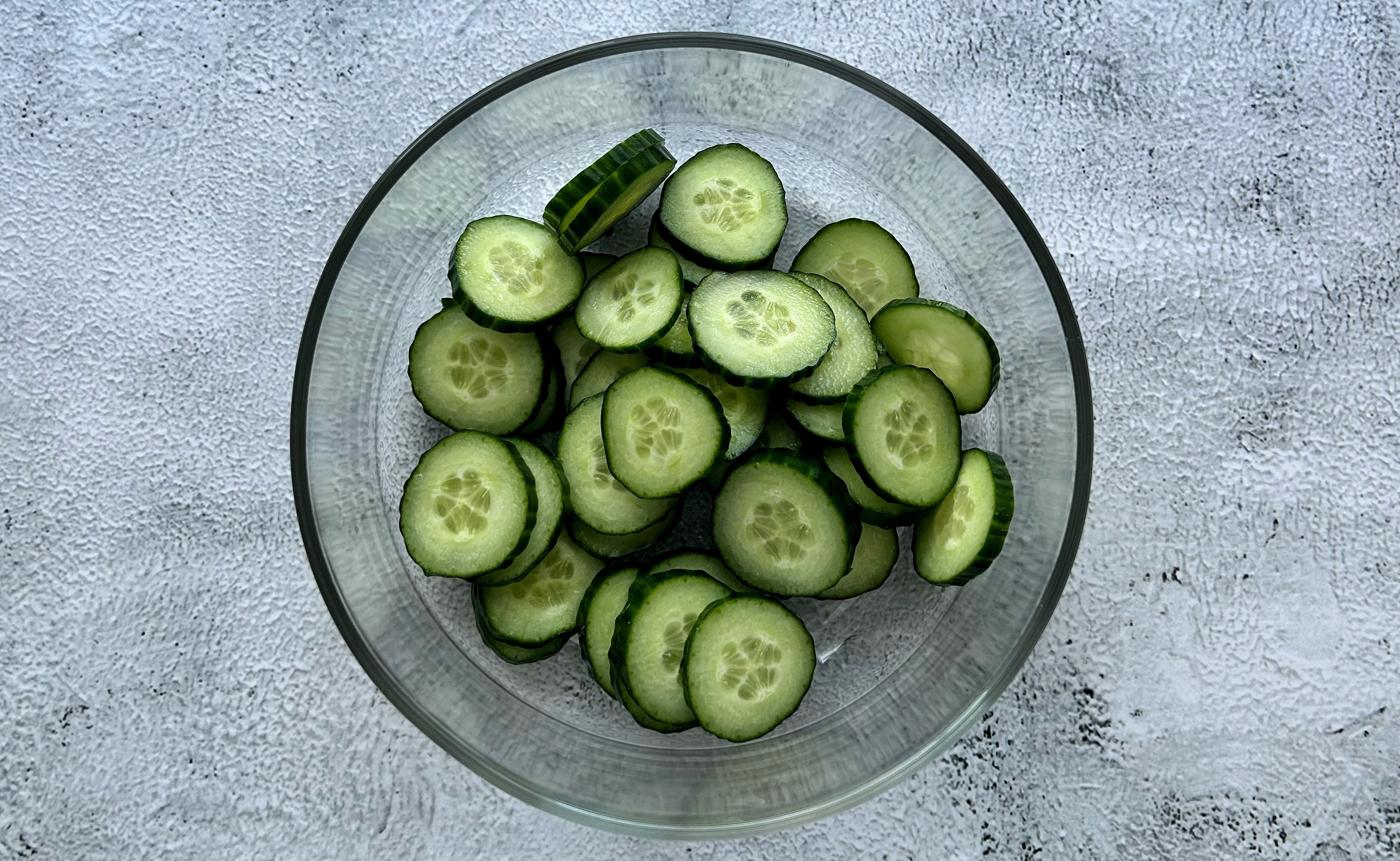 agurkų griežinėliai inde